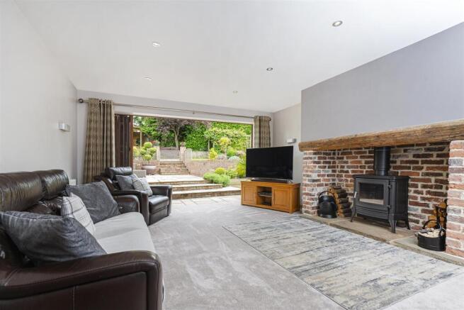 6 bed Detached for sale Image 6