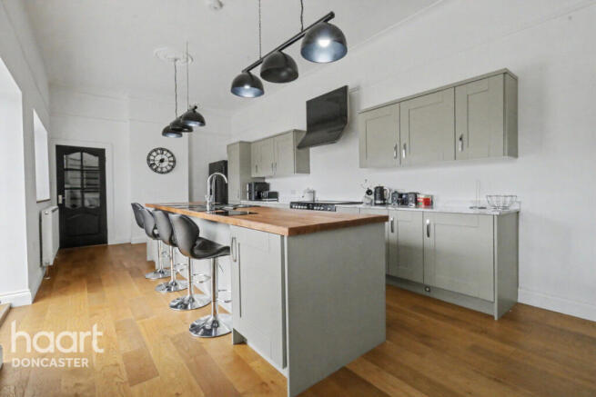 5 bed Detached for sale Image 10