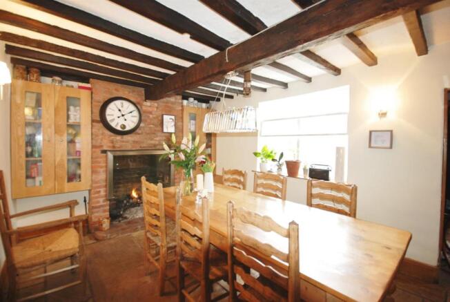 FURTHER VIEW OF DINING KITCHEN