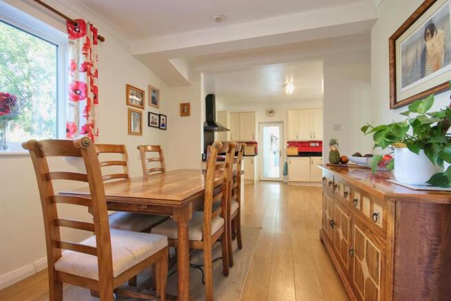 5 bed Detached for sale Image 5