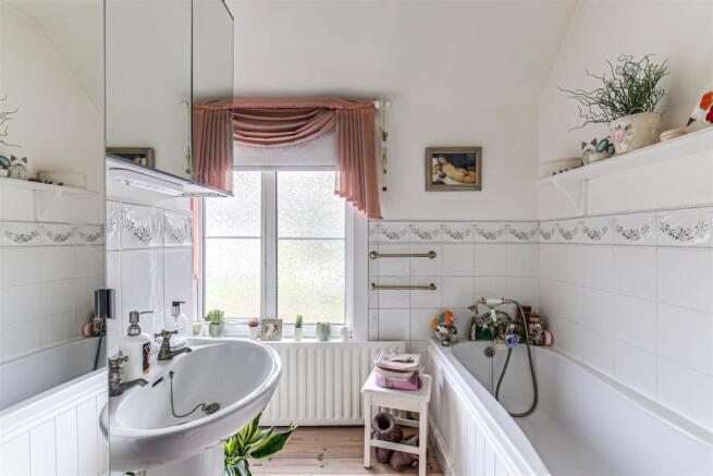 15. Bathroom.jpg