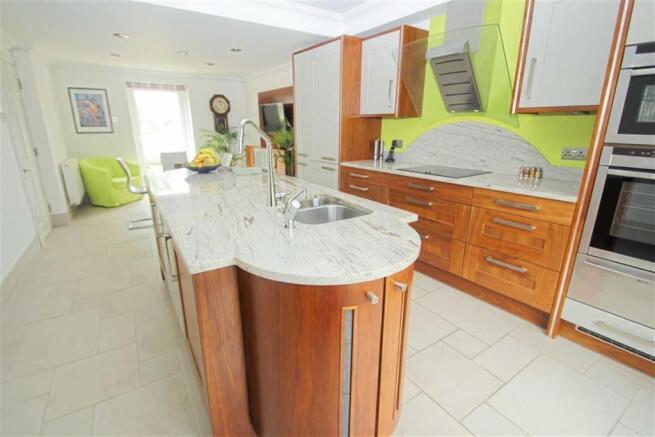KITCHEN/BREAKFAST RO