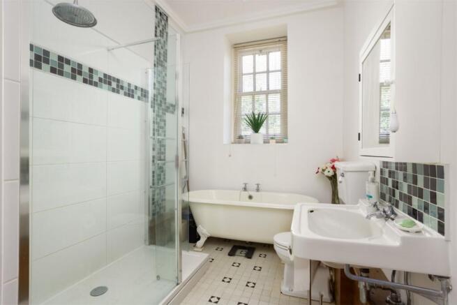 3 bed Flat for sale Image 12