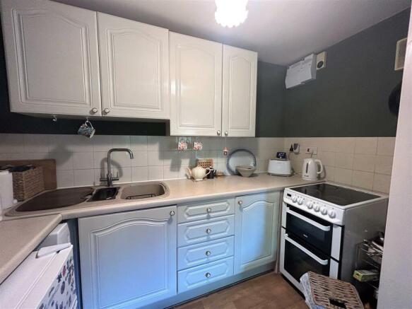 14b Maristow Street - Kitchen.jpg
