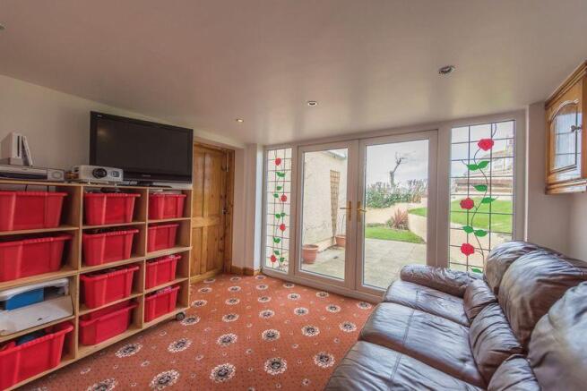SUN ROOM/SITTI...