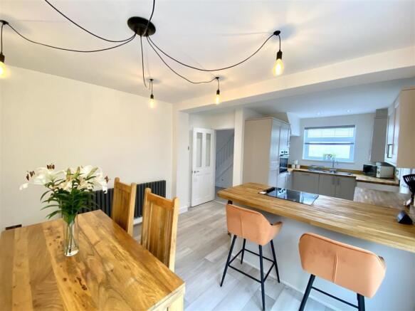 KITCHEN/DINING ROOM