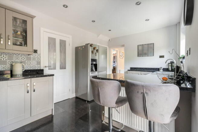 4 bed Semi-Detached for sale Image 8