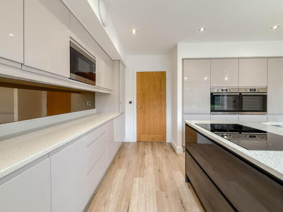 5 bed Detached for sale Image 12