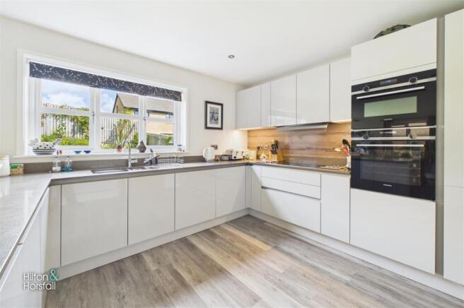 4 bed Detached for sale Image 10