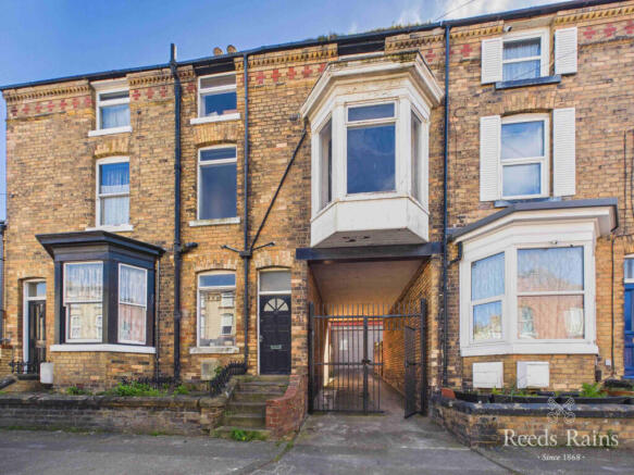 Terraced house - For sale by auction