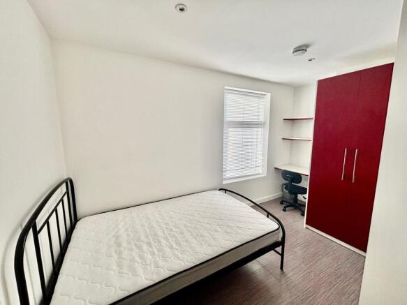 4 bed House to rent Image 6