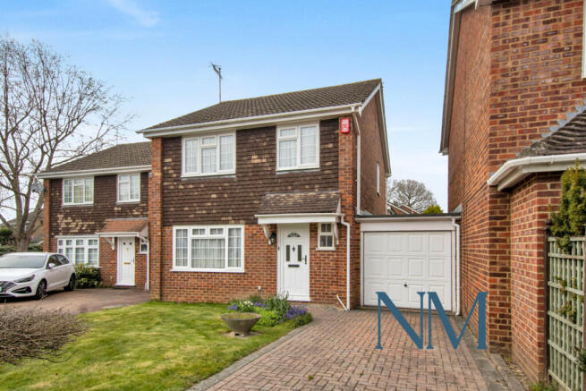 Three bedroom link-detached house to rent