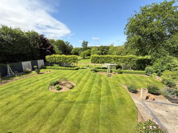 4 bed Detached for sale Image 10