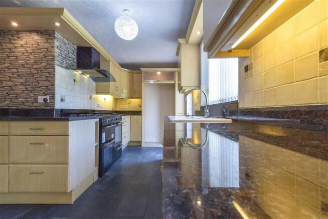 Kitchen (alternative view)