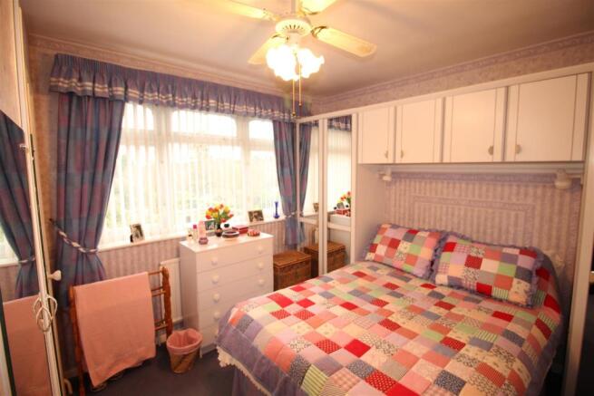 bedroom IMG_1101.JPG