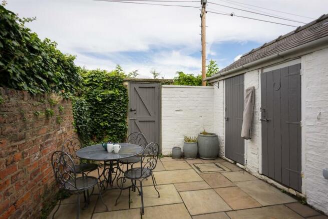 Rear courtyard garden
