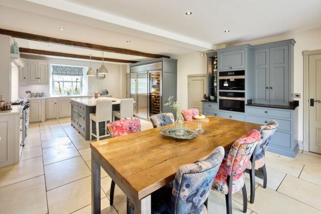 5 bed Detached for sale Image 12