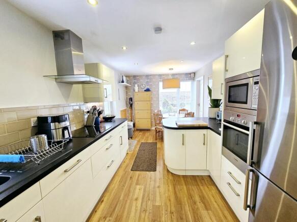 2 bed Semi-Detached Bungalow for sale Image 6
