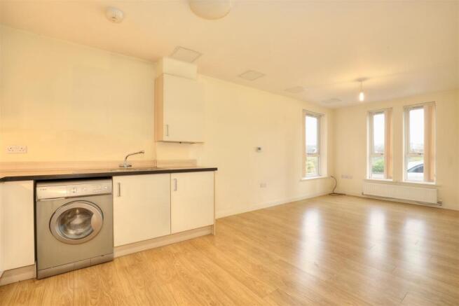 2 bed Apartment to rent Image 4