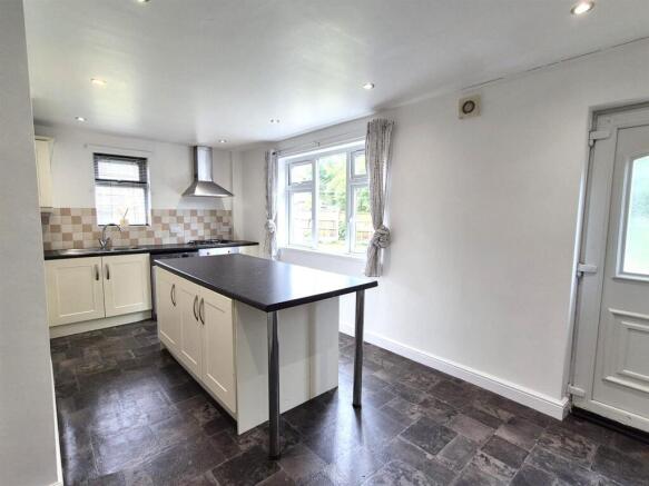 Kitchen 2 .jpeg