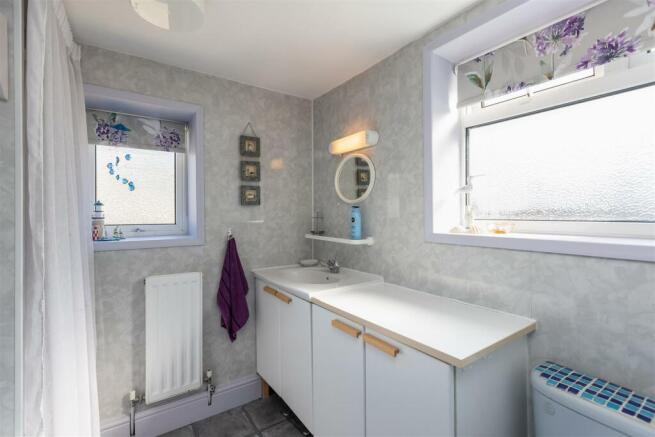 Hill Cottages 28 Bathroom-1.jpg