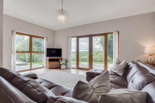 5 bed Detached for sale Image 4