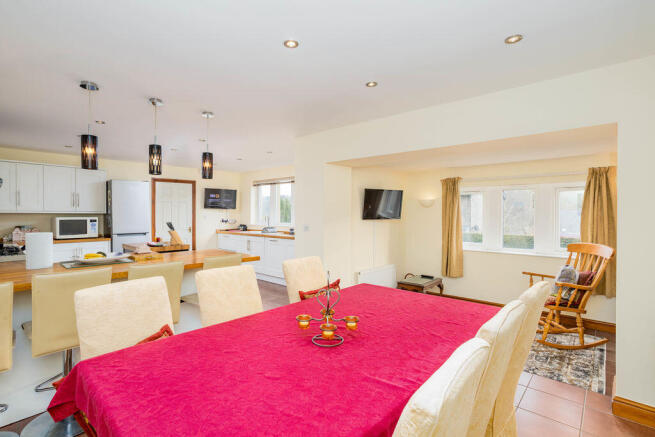 5 bed Detached for sale Image 7