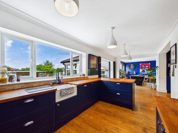4 bed Detached for sale Image 8