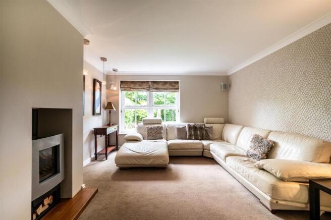4 bed Detached for sale Image 8