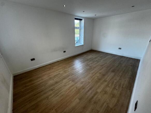 1 bed Flat to rent Image 4