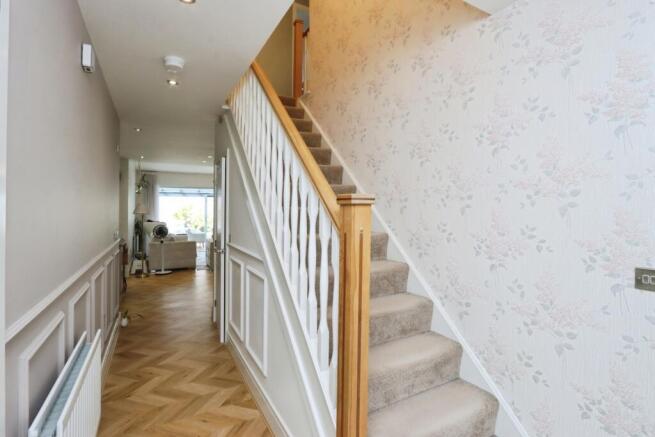 5 bed Detached for sale Image 12
