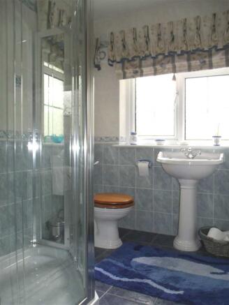 EN-SUITE SHOWER ROOM