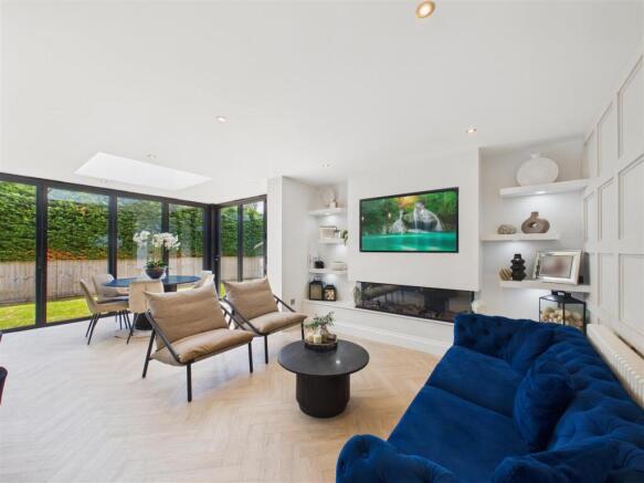 5 bed Detached for sale Image 11