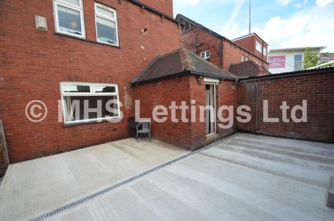 7 bed Semi-Detached to rent Image 4