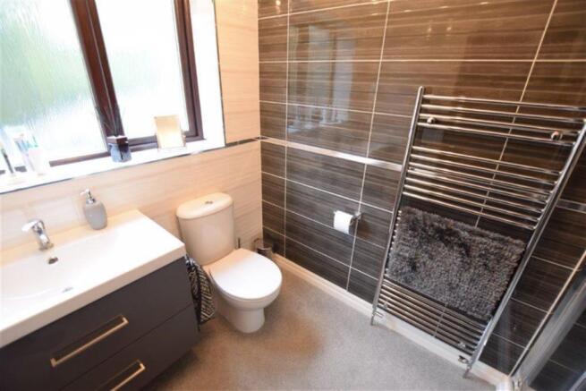 EN-SUITE SHOWER ROOM