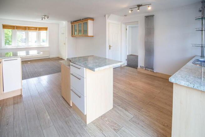 4 bed Detached for sale Image 4