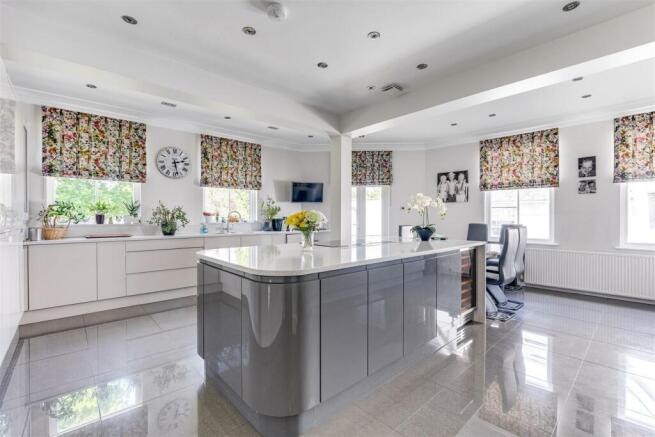 KITCHEN/BREAKFAST ROOM