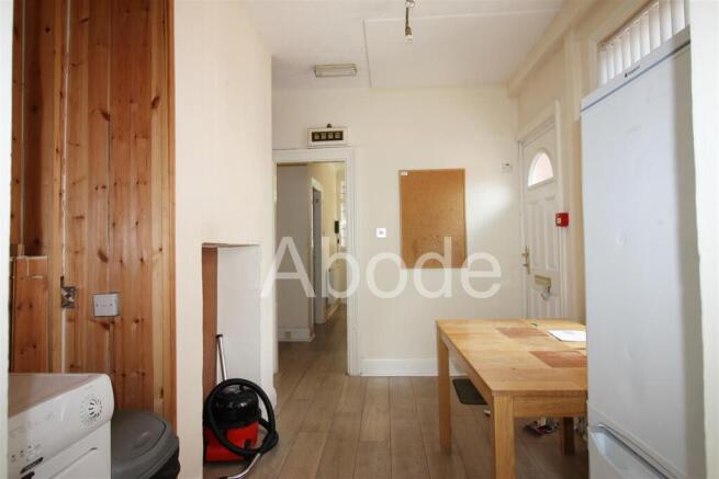 5 bed House to rent Image 6