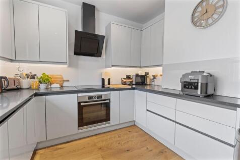 Brighton Road, Horley, RH6