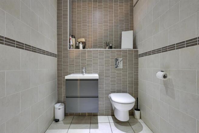 5 bed Detached for sale Image 7