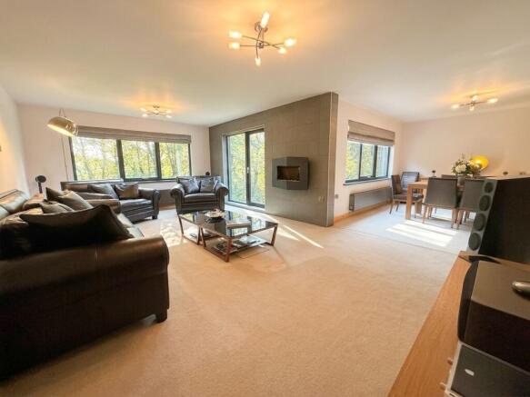 5 bed Detached for sale Image 7