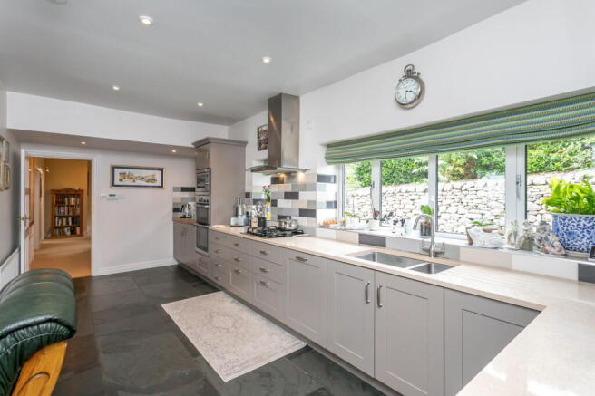 5 bed Detached for sale Image 10