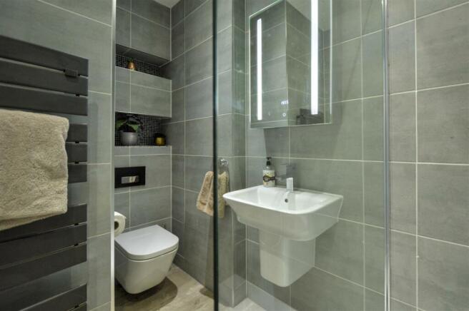 FAMILY BATHROOM/W.C.