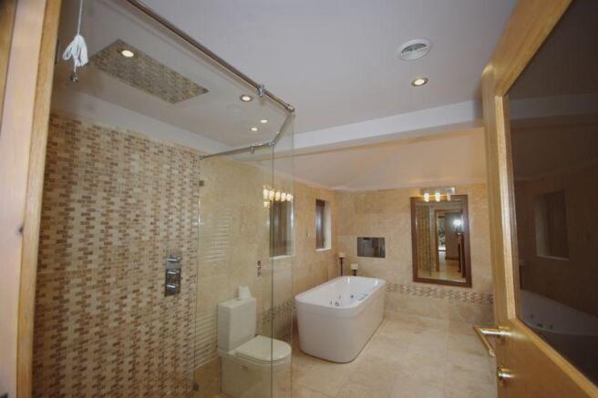 Main Bathroom (DBF)