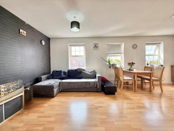 2 bed Flat to rent Image 5