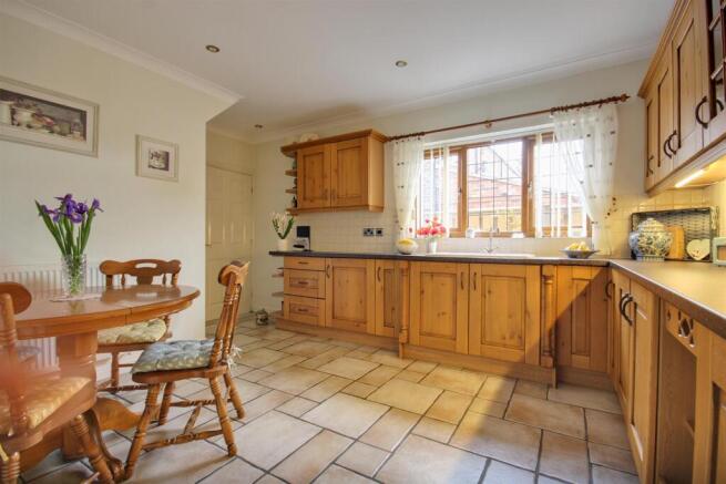 4 bed Detached for sale Image 12