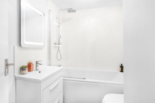 1610777609 - 26 Groveside Close, SM5 - 9.jpg