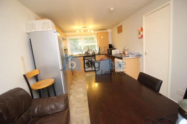 3 bed House Share to rent Image 6
