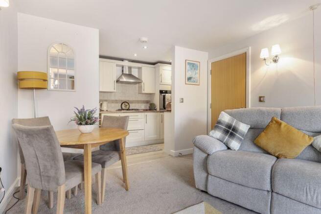 Lounge & Dining Area