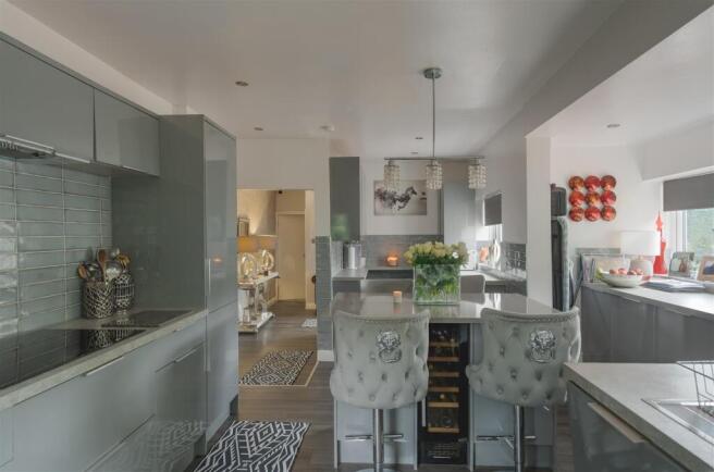4 bed Detached for sale Image 6